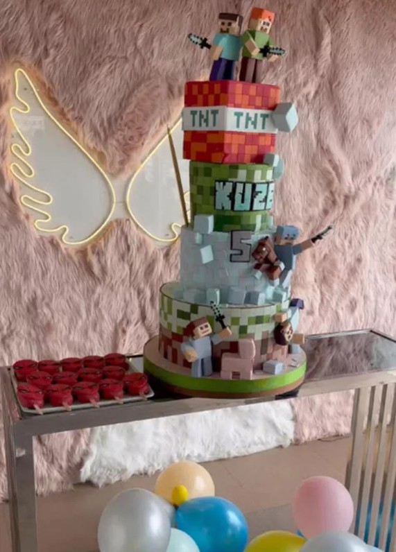 Özcan Deniz'in oğlu 5 yaşına bastı!